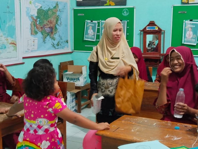 PEMBERIAN VAKSIN YANG DILAKSANAKAN OLEH PUSKESMAS KAPONGAN